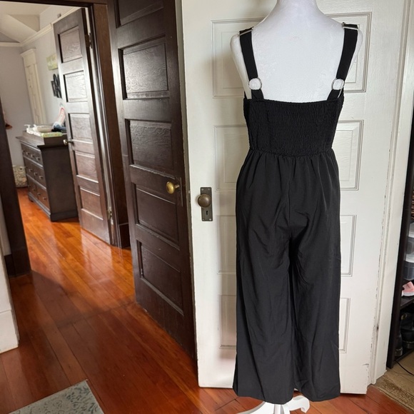 Chic Black Sleeveless Wide-Leg Jumpsuit – Size M - Picture 9 of 9